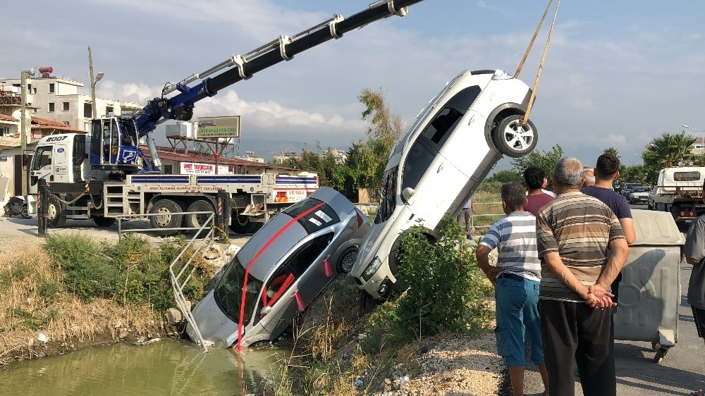 Gelin arabasıyla otomobil çarpışıp dereye uçtu: Gelin yaralandı