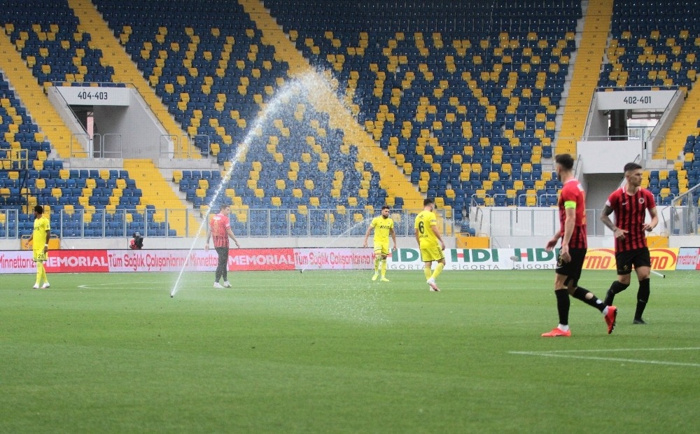 Gençlerbirliği-Fenerbahçe maçında ilginç an