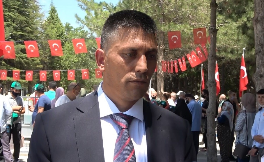 Halisdemir'in kardeşi, mezar başında ağabeyine dua etti