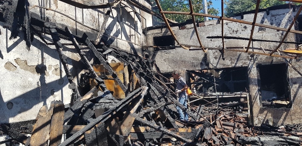 İki tarihi konağı saran alevler yürekleri yaktı