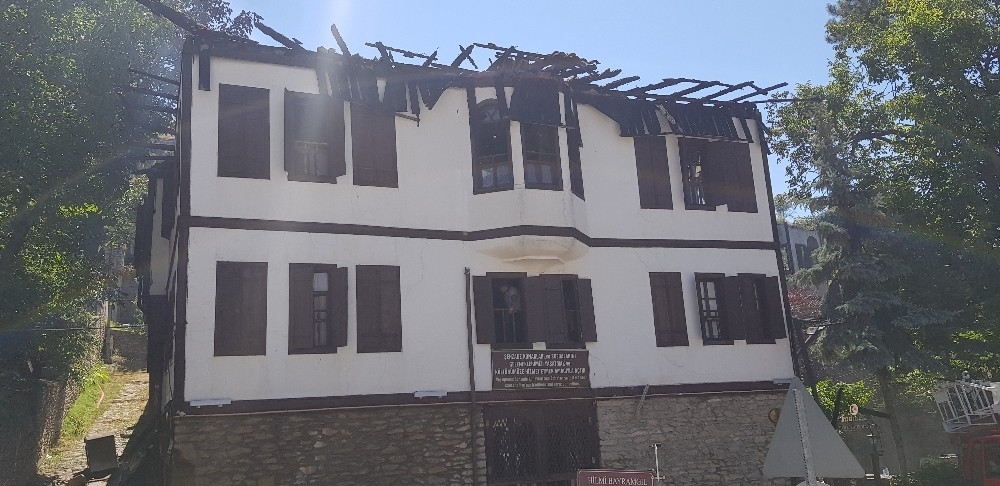 İki tarihi konağı saran alevler yürekleri yaktı