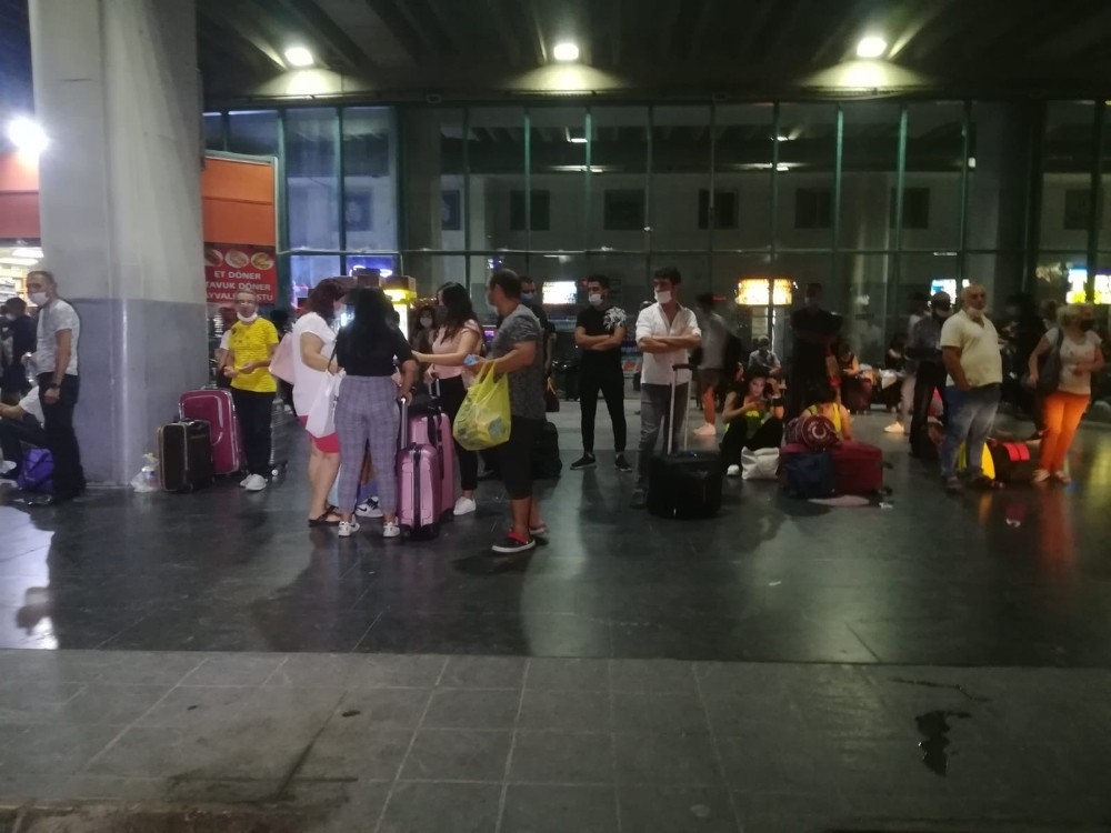 İzmir Otogarı'nda bayram öncesi yoğunluk