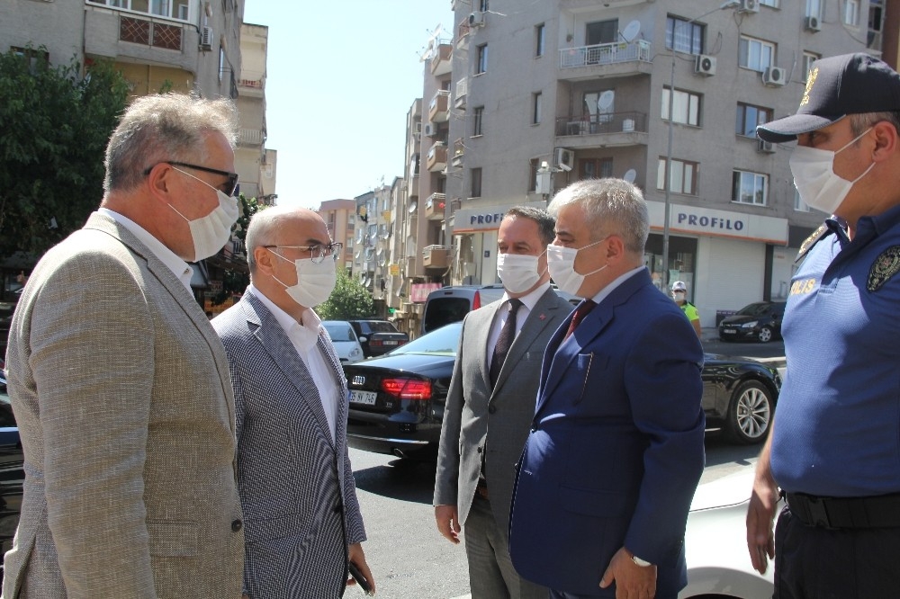 İzmir Valisi Köşger, polislerle bayramlaştı