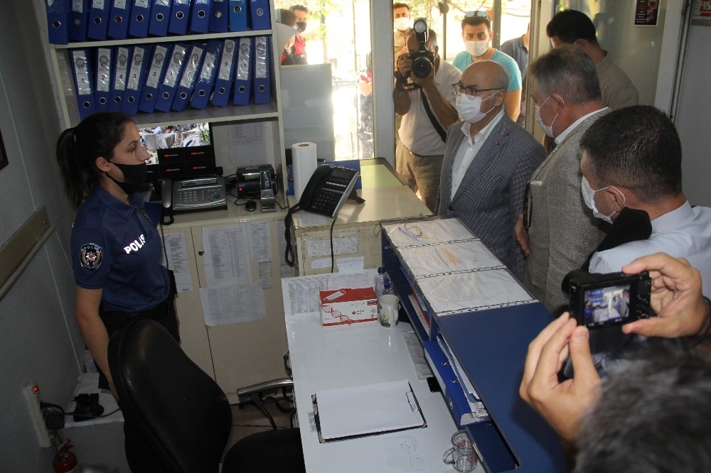 İzmir Valisi Köşger, polislerle bayramlaştı