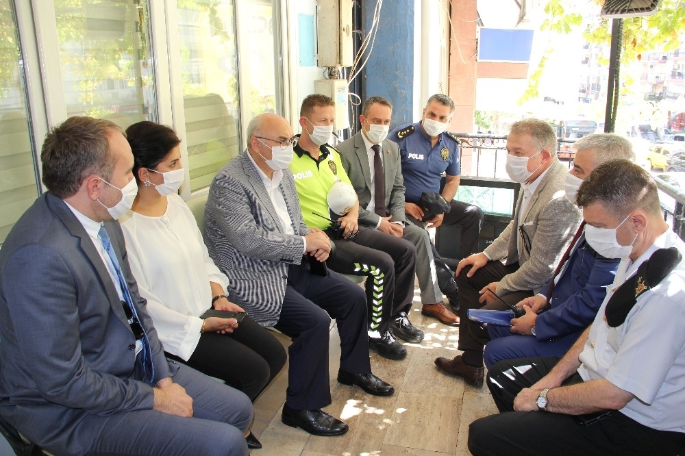 İzmir Valisi Köşger, polislerle bayramlaştı
