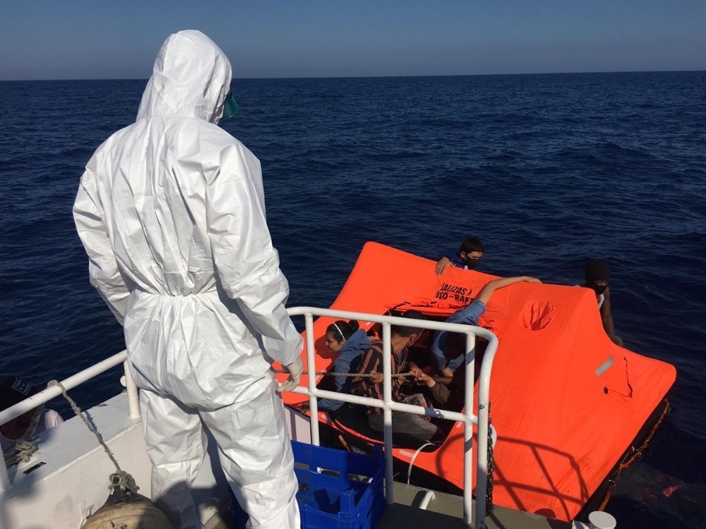 İzmir'de 65 sığınmacı kurtarıldı