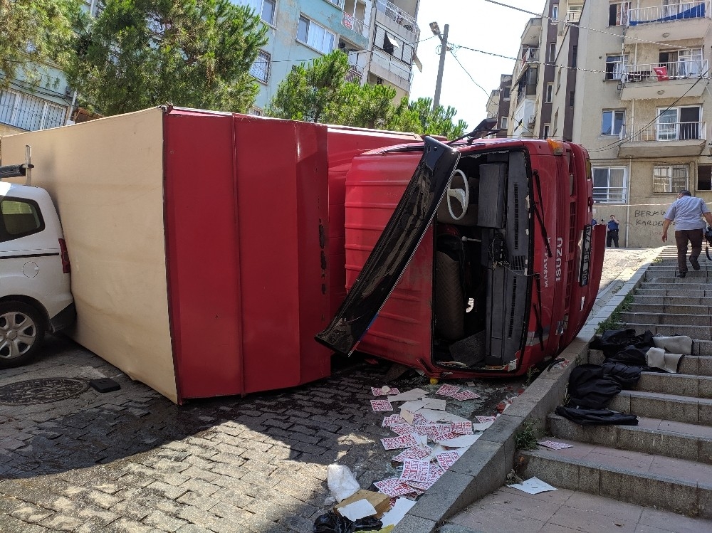 İzmir'de eşya taşıyan kamyon devrildi