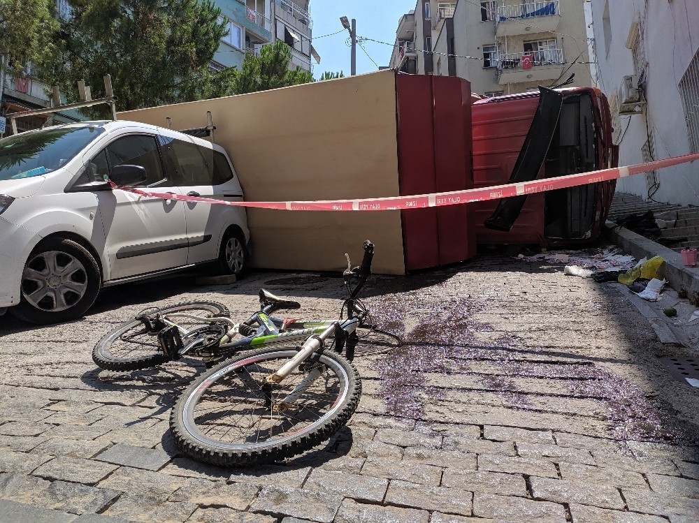 İzmir'de eşya taşıyan kamyon devrildi