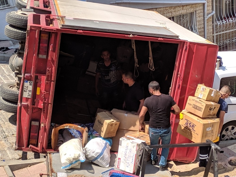 İzmir'de eşya taşıyan kamyon devrildi