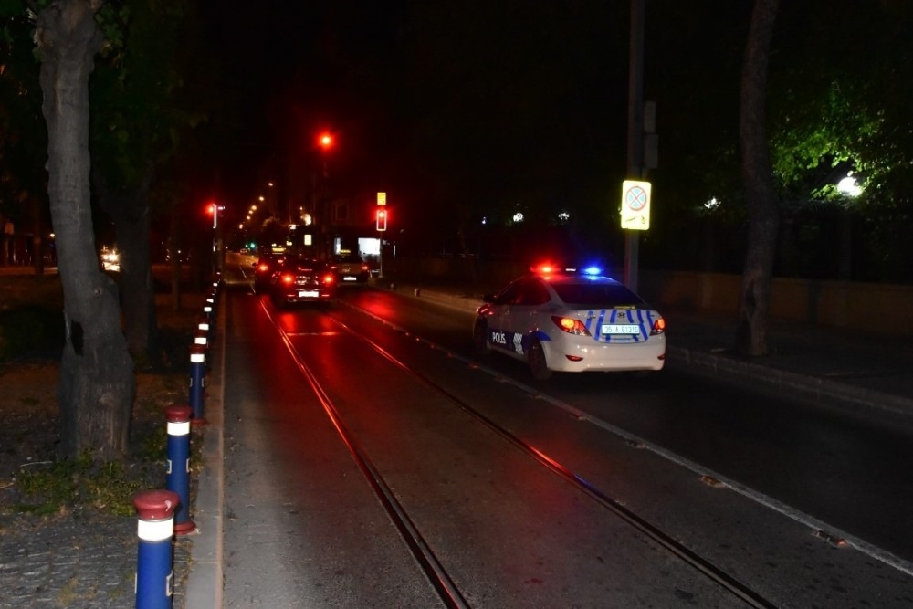 İzmir'de fuhuş sokaklarına baskın