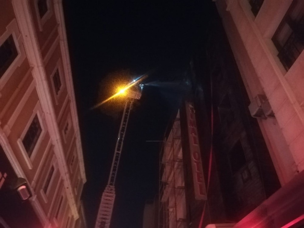 İzmir'de korku dolu anlar: 5 katlı otelde yangın çıktı