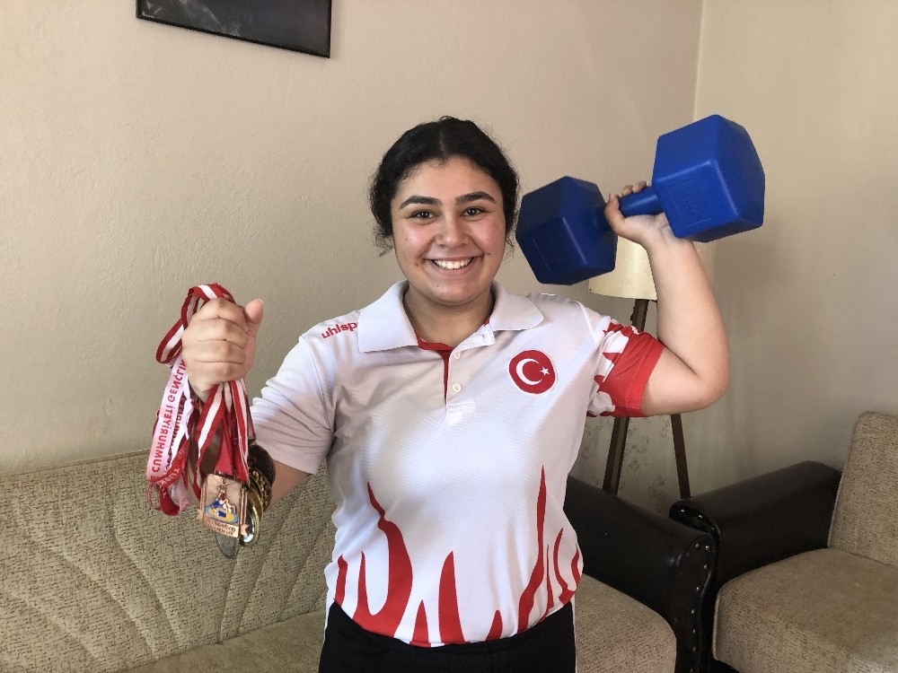 Kadın güreşçiler pes etmiyor