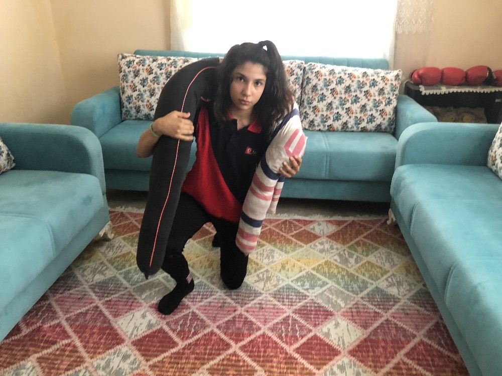 Kadın güreşçiler pes etmiyor