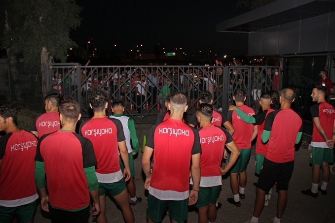 Karşıyakalı taraftarlardan takımlarına Play-Off desteği