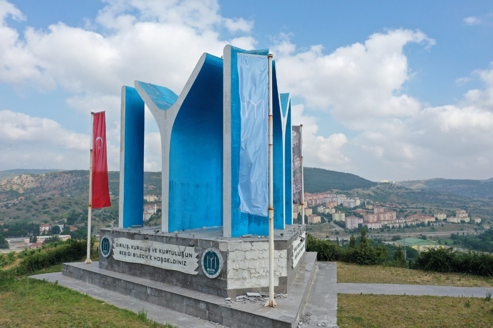 Kayı Boyu Anıtına çirkin saldırı