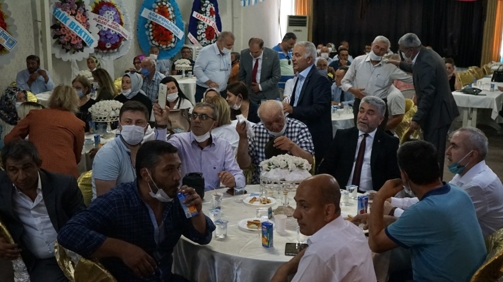 Kongrede 'sosyal mesafe' hiçe sayıldı