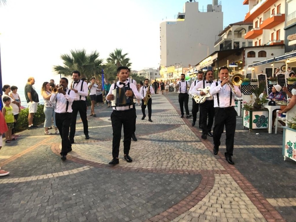 Kuşadası Kent Orkestrası ilk konserini verdi