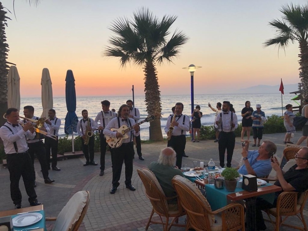 Kuşadası Kent Orkestrası ilk konserini verdi