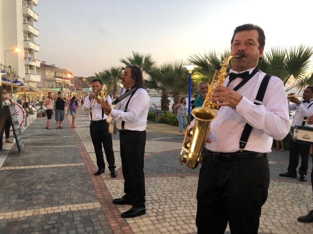Kuşadası Kent Orkestrası ilk konserini verdi