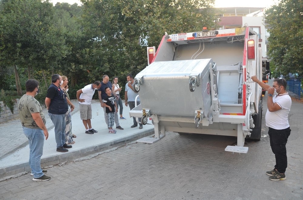 Kuşadası'nda atık kamyonları çöp değil sevgi topladı