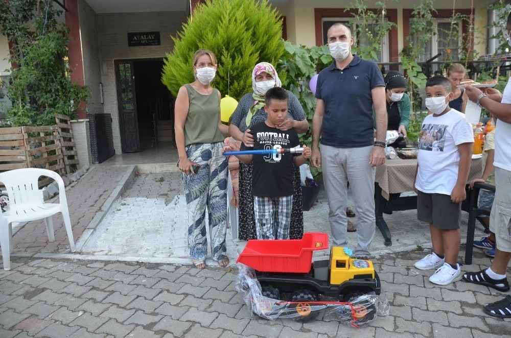 Kuşadası'nda atık kamyonları çöp değil sevgi topladı