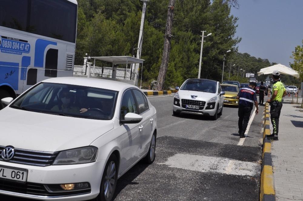 Marmaris'e 24 saatte 21 bin araç giriş yaptı