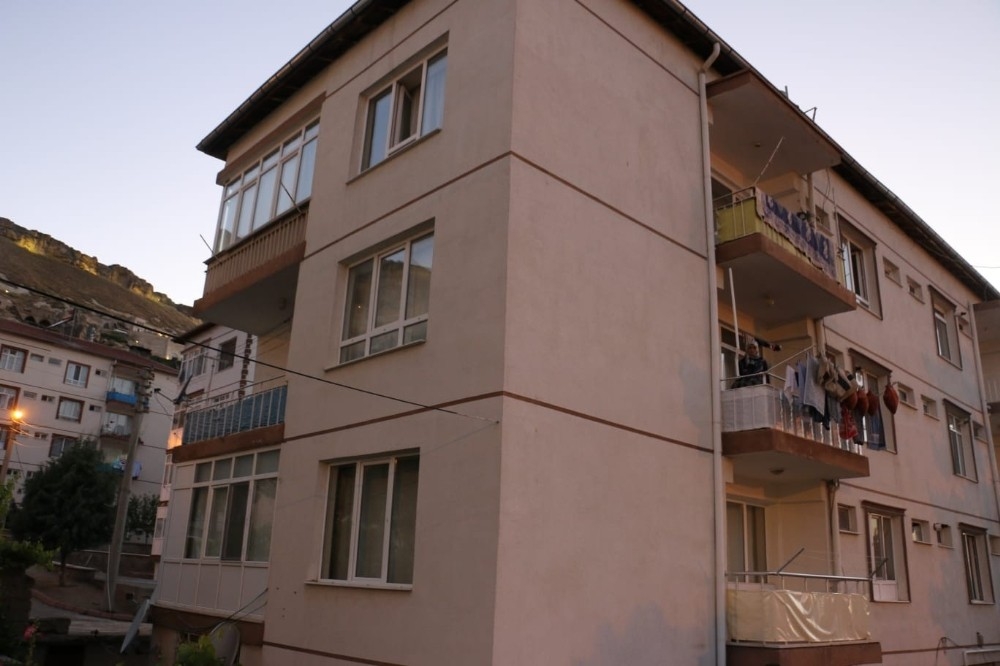 Minik Onur 4. kattan düştü