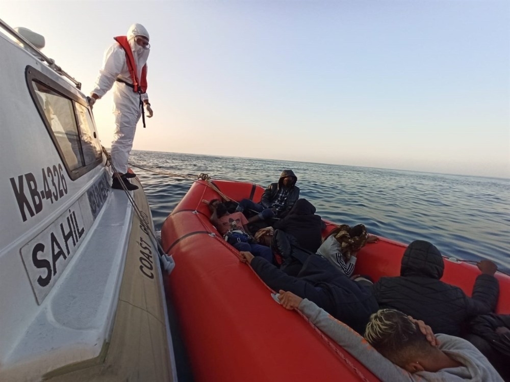 Ölüme terk edilen göçmenleri, Sahil Güvenlik botu kurtardı