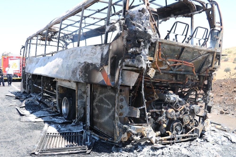 Şanlıurfa'da yolcu otobüsü yanarak kül oldu