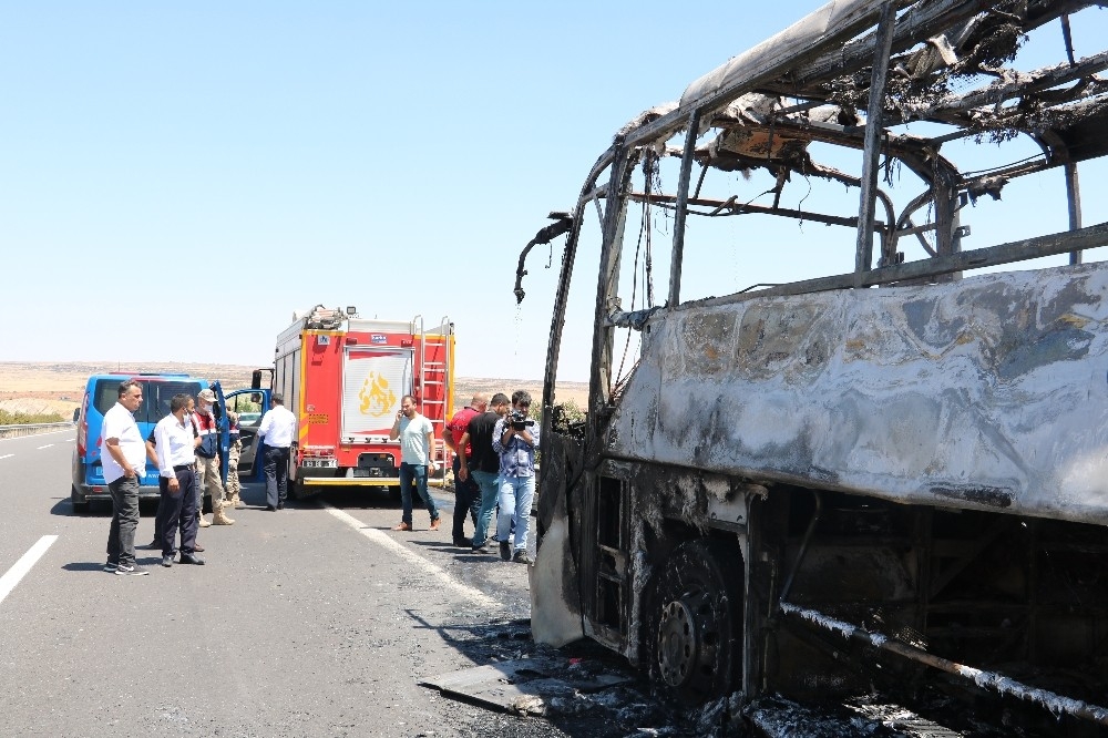 Şanlıurfa'da yolcu otobüsü yanarak kül oldu