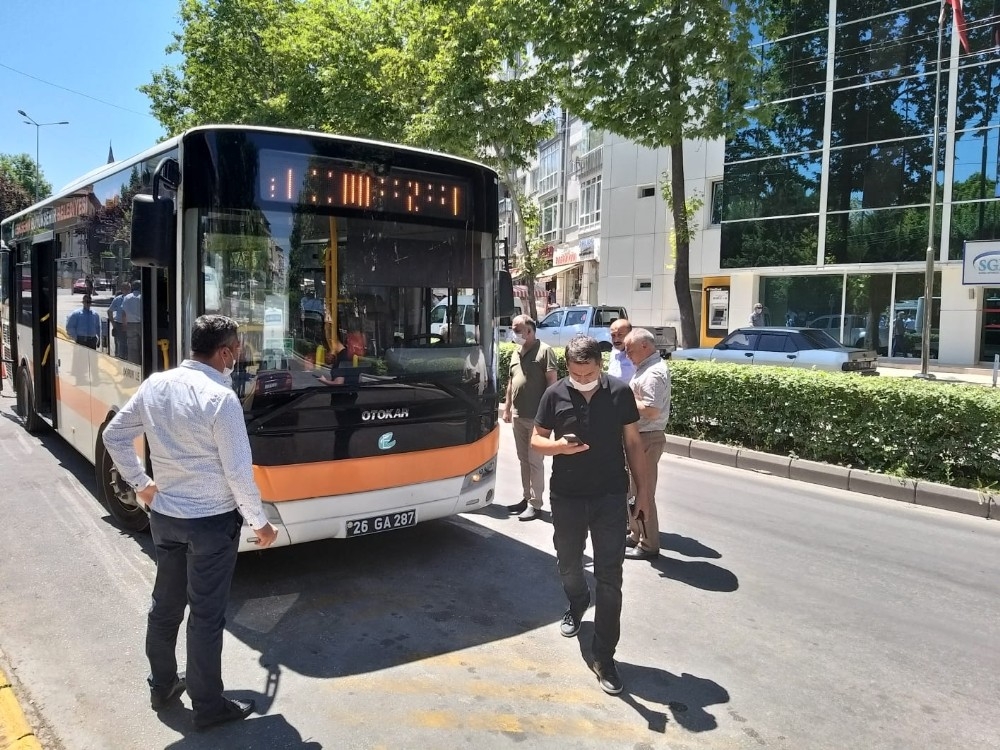 Satırla saldırılan otobüs şoförü ölümden kıl payı kurtuldu