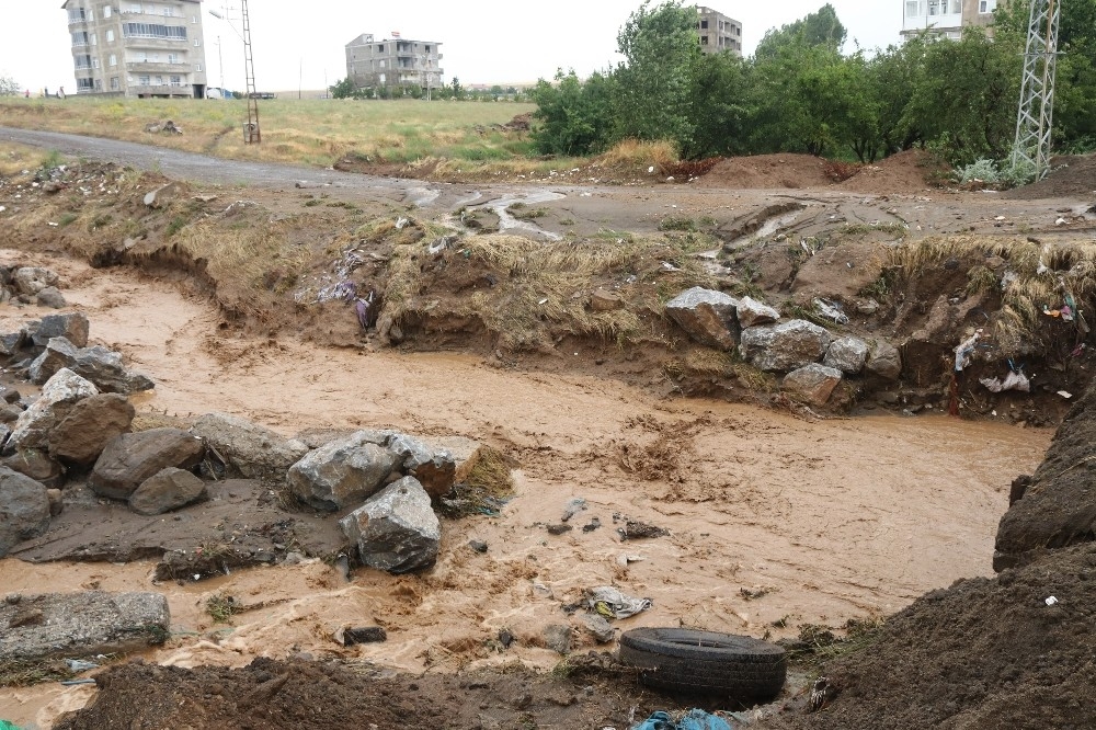 Sel suları arasında can pazarı