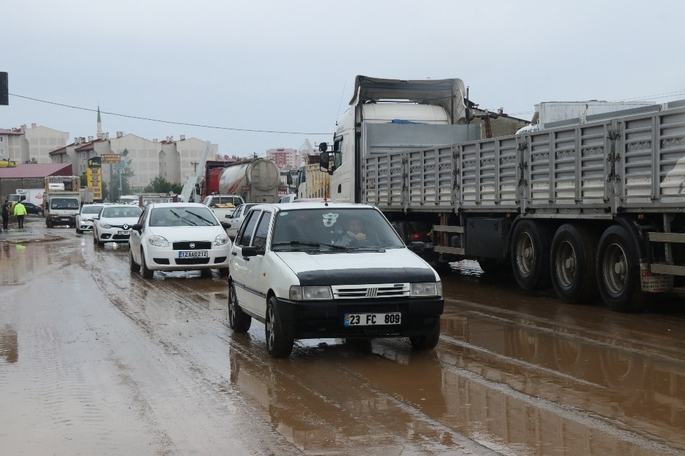 Sel suları arasında can pazarı
