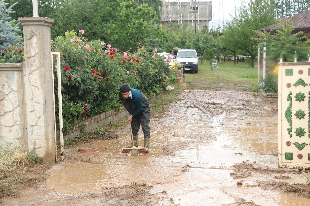 Sel suları arasında can pazarı