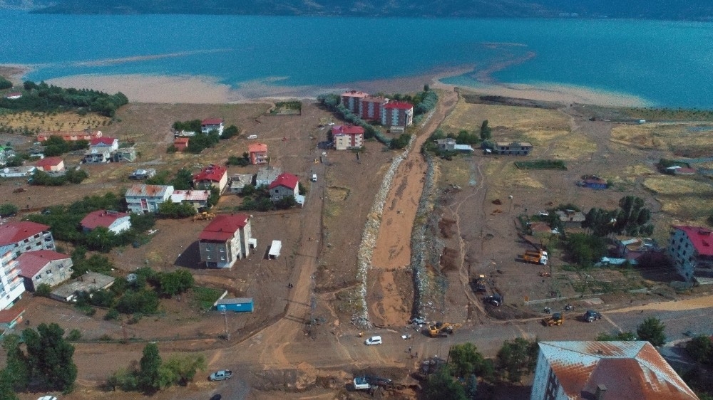 Sel suları arasında can pazarı