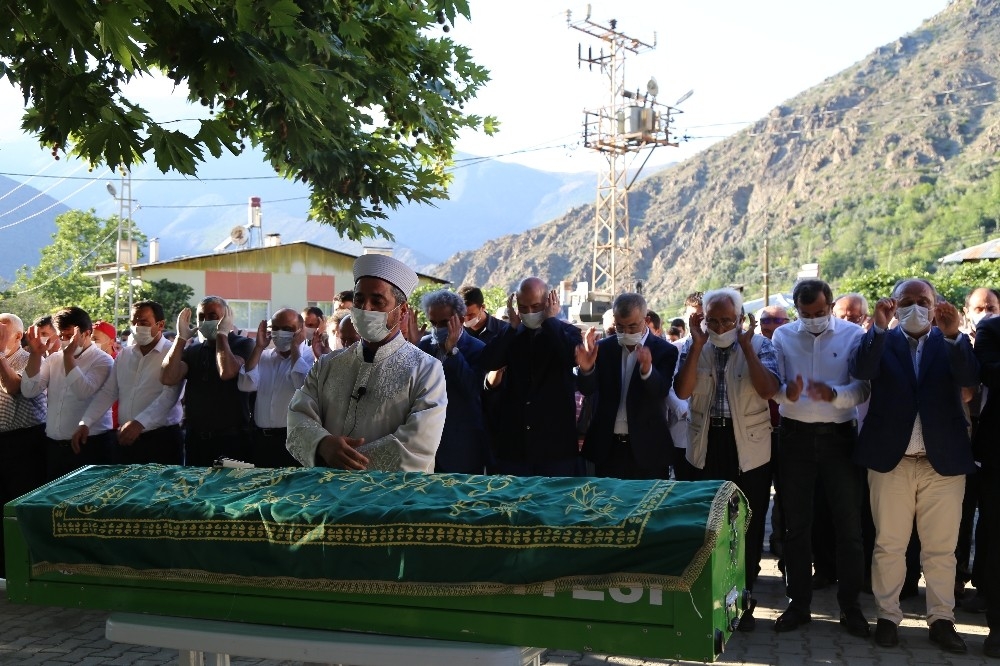 Sele kapılarak ölen anne, baba ve oğul toprağa verildi