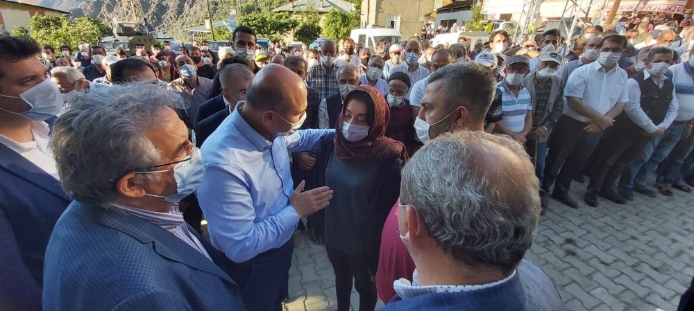 Sele kapılarak ölen anne, baba ve oğul toprağa verildi