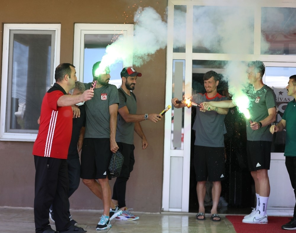 Sivasspor, Göztepe maçı için İzmir'e geldi