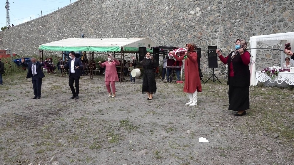 Sosyal mesafeli halay