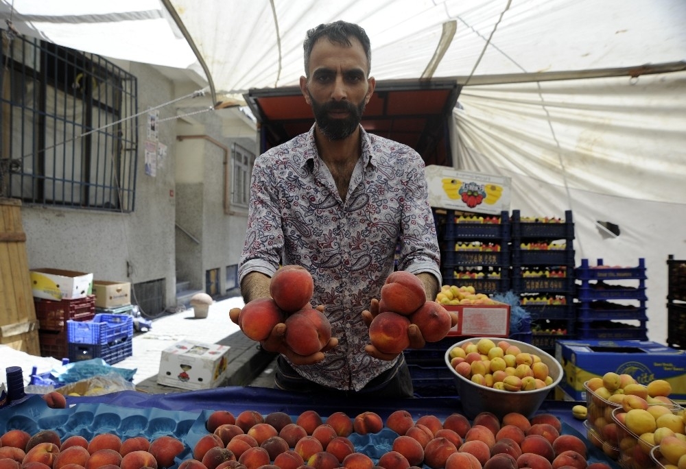 Tarlada 2 lira olan şeftali, pazarda 6 lira...