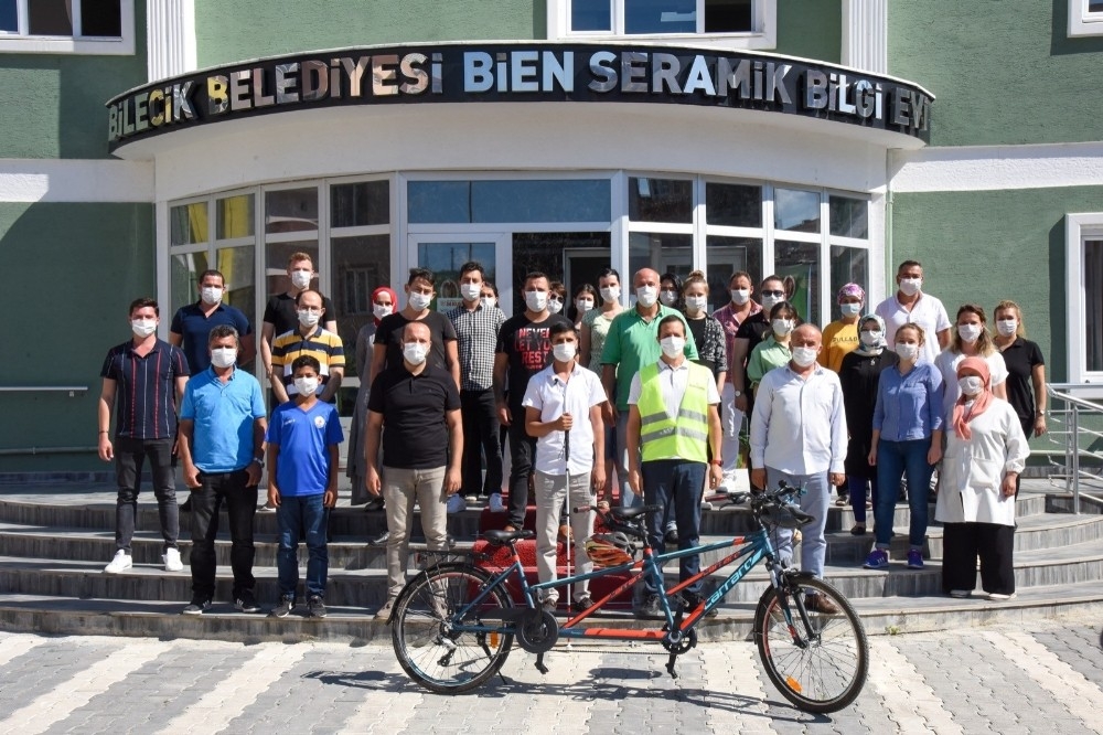 Tayini çıkan görme engelli belediye çalışanı tandem bisikletiyle evine uğurlandı