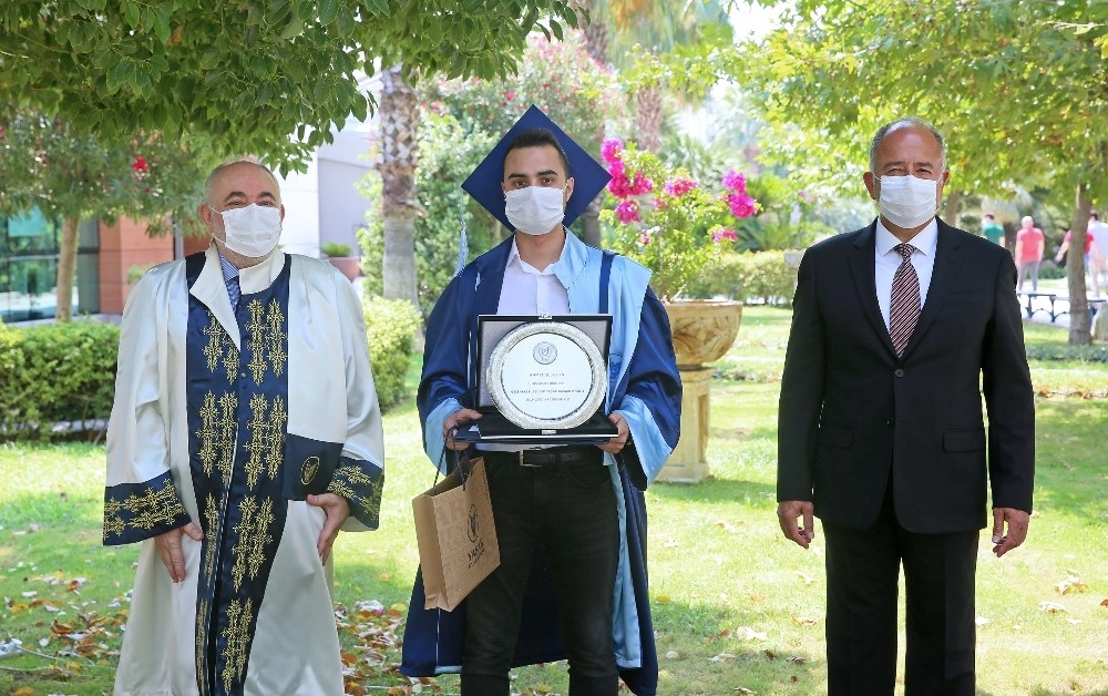 Tören sanal, sevinç gerçek
