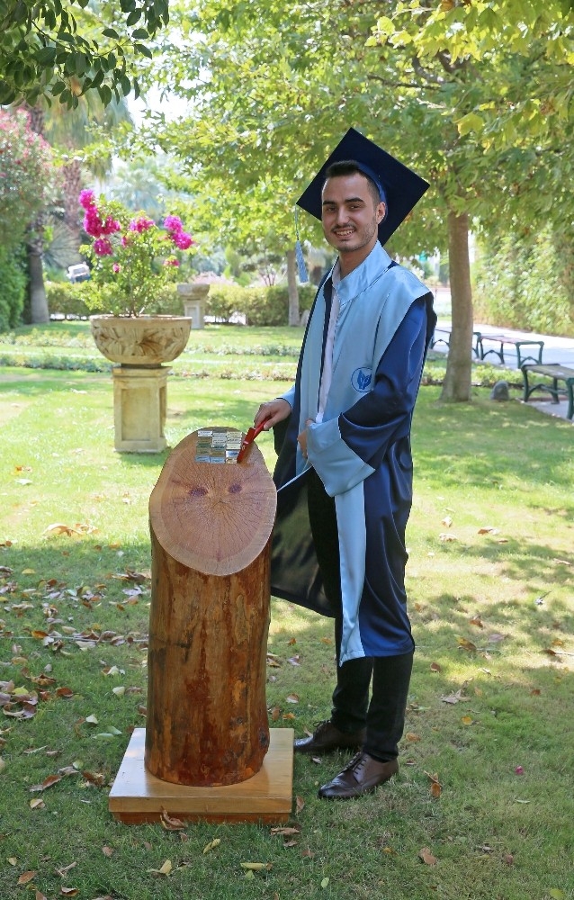 Tören sanal, sevinç gerçek