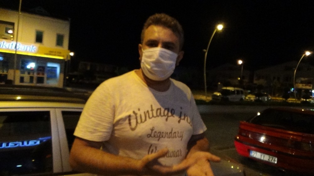 Turgut Şelalesi'ne yiyecekle giren yerli turistlerin aracını haritaya çevirdiler