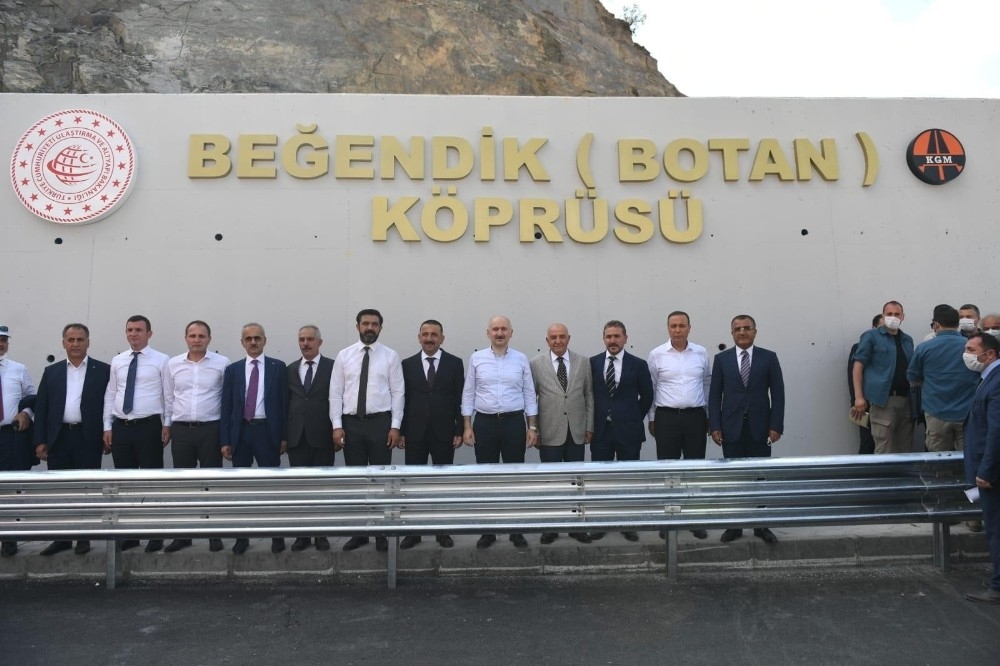 Türkiye'nin en yüksek köprüsü hizmete açıldı