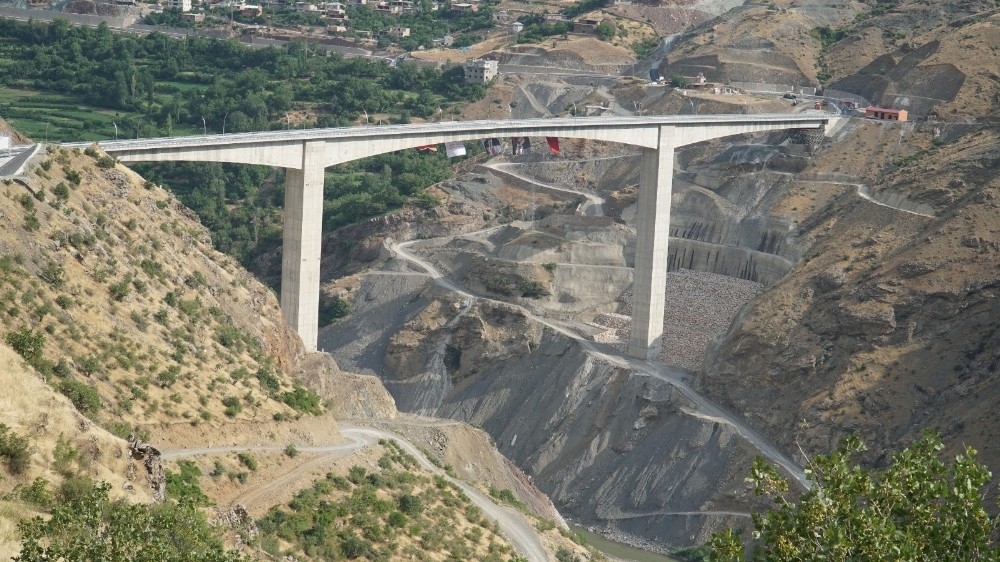 Türkiye'nin en yüksek köprüsü hizmete açıldı