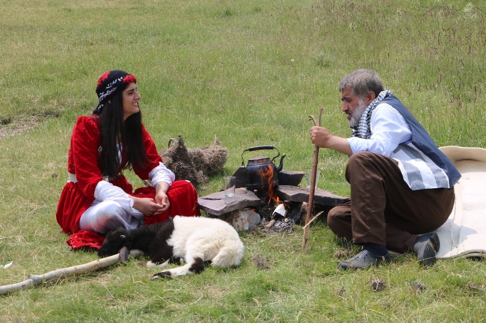 Türkücü Aydın Aydın, annesiz kalan kuzuyu sahiplenerek rol verdi