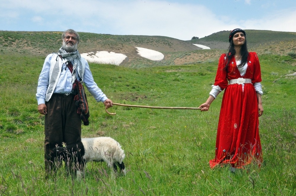 Türkücü Aydın Aydın, annesiz kalan kuzuyu sahiplenerek rol verdi