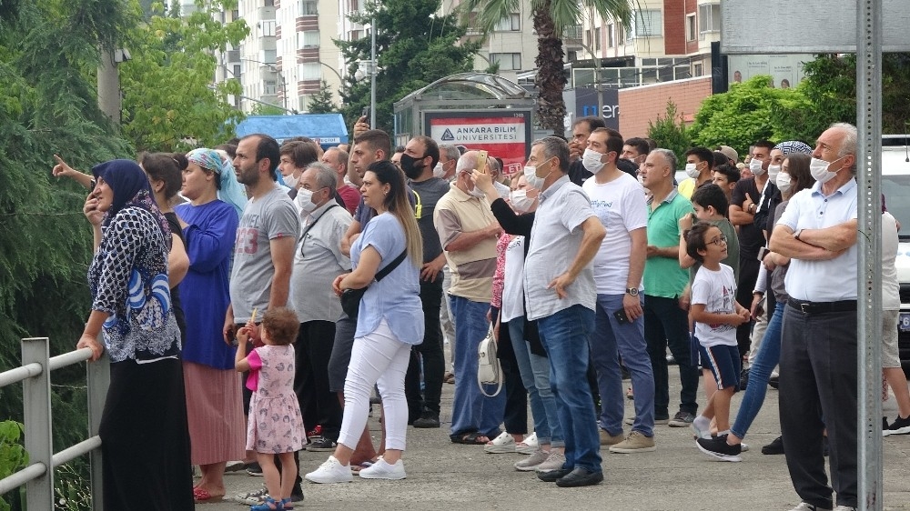 Yangını film gibi seyredip, cep telefonuyla görüntülemeye çalıştılar