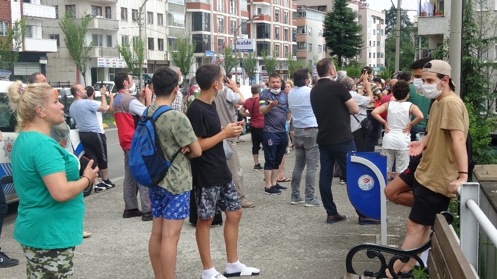 Yangını film gibi seyredip, cep telefonuyla görüntülemeye çalıştılar